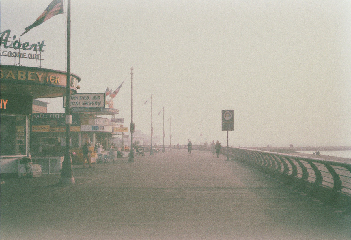 Photographie a l aspect argentique d une promenade en bord de mer dans une brume de fin d apres-midi, grain visible